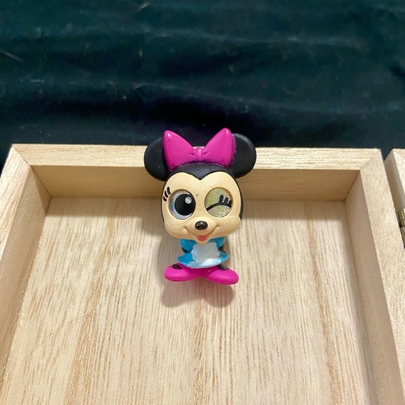Series 9 Doorables - Minnie Mouse - Picture 1 of 2